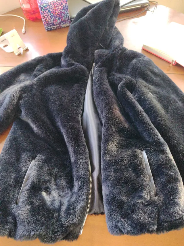 Giubbino nero con cappuccio