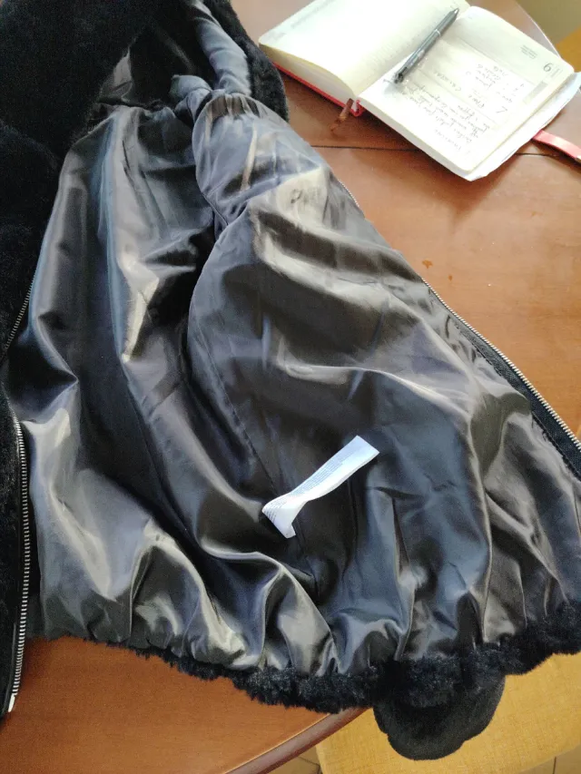 Giubbino nero con cappuccio