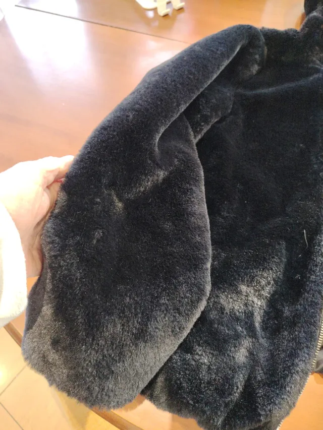 Giubbino nero con cappuccio