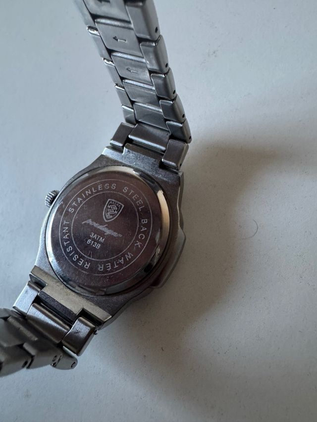 Reloj Poedagar Negro y Plateado Nuevo