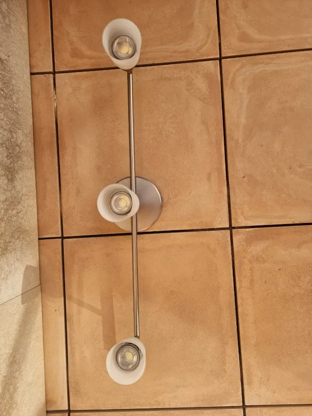 Lámpara de techo 3 focos plata y blanco