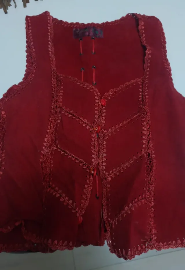 Chaleco rojo bordado