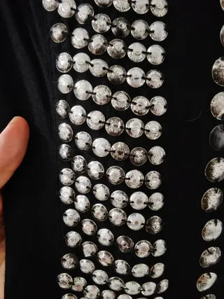 Vestido negro Stradivarius con lentejuelas grandes