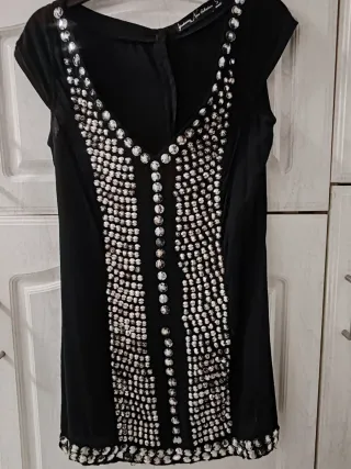 Vestido negro Stradivarius con lentejuelas grandes