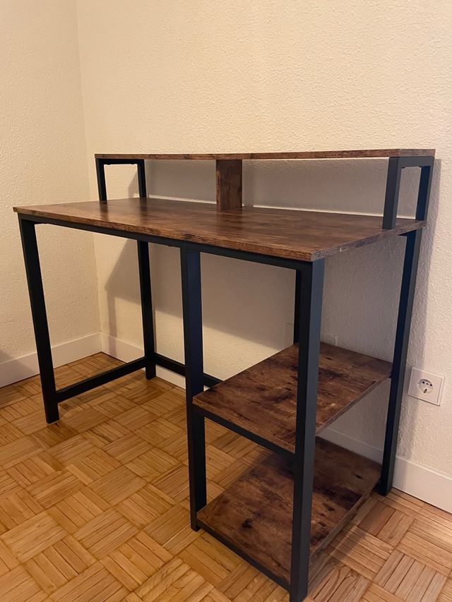 Escritorio madera y hierro con estantes