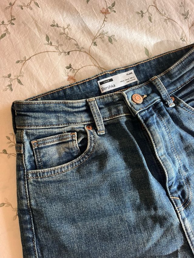 Vaqueros Campana Bershka Talla M