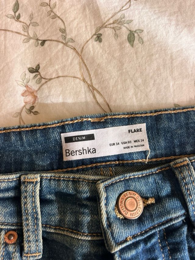 Vaqueros Campana Bershka Talla M