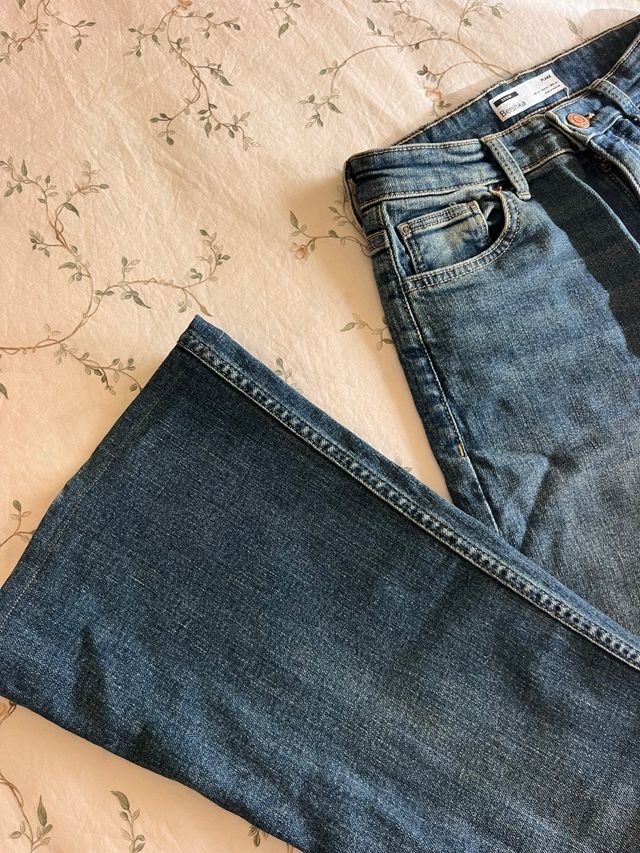 Vaqueros Campana Bershka Talla M