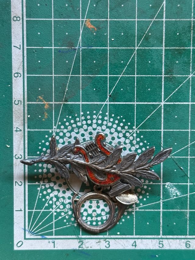 Pin de caza con lira y trompa