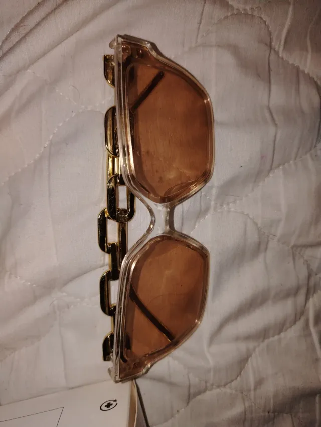 Gafas de sol transparentes con cadena dorada