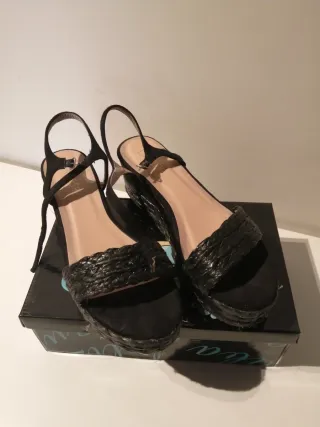 Sandalias negras de cuña con tiras marca La Push