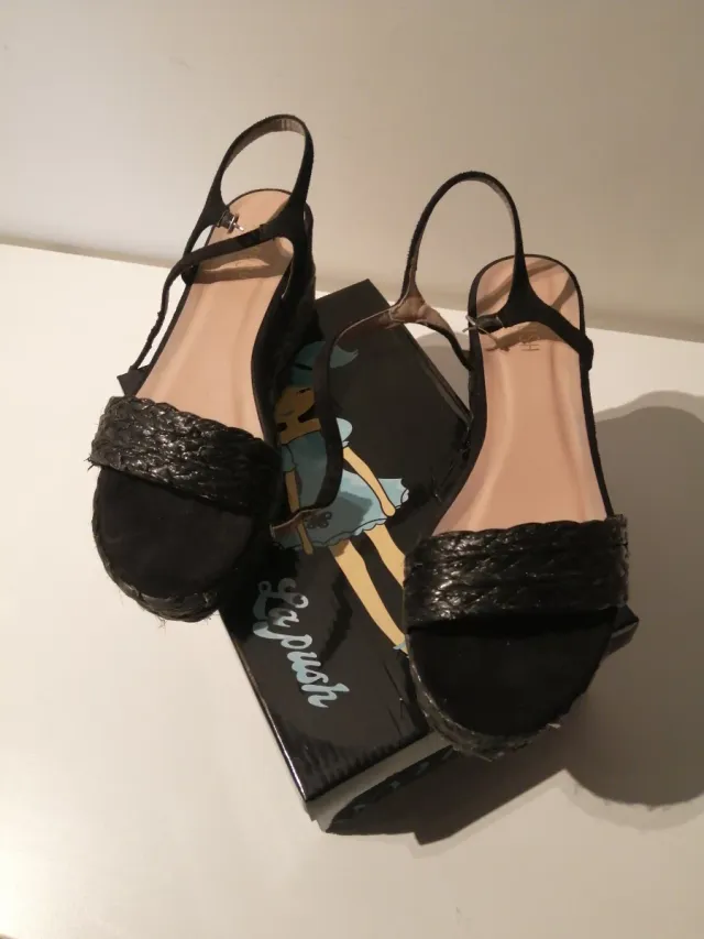 Sandalias negras de cuña con tiras marca La Push