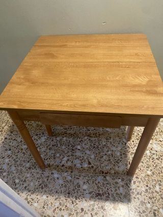Mesa de madera marrón