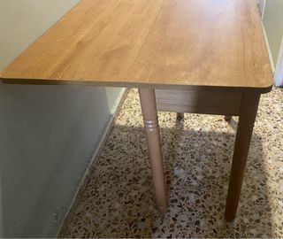 Mesa de madera marrón