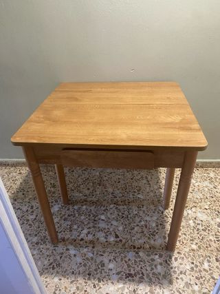 Mesa de madera marrón