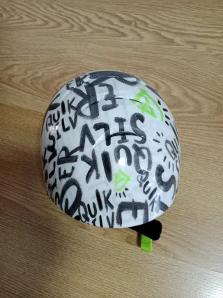 Casco de esquí infantil blanco con letras