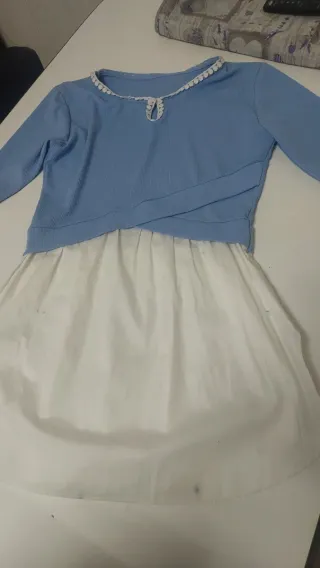 Camiseta con falda azul y blanca