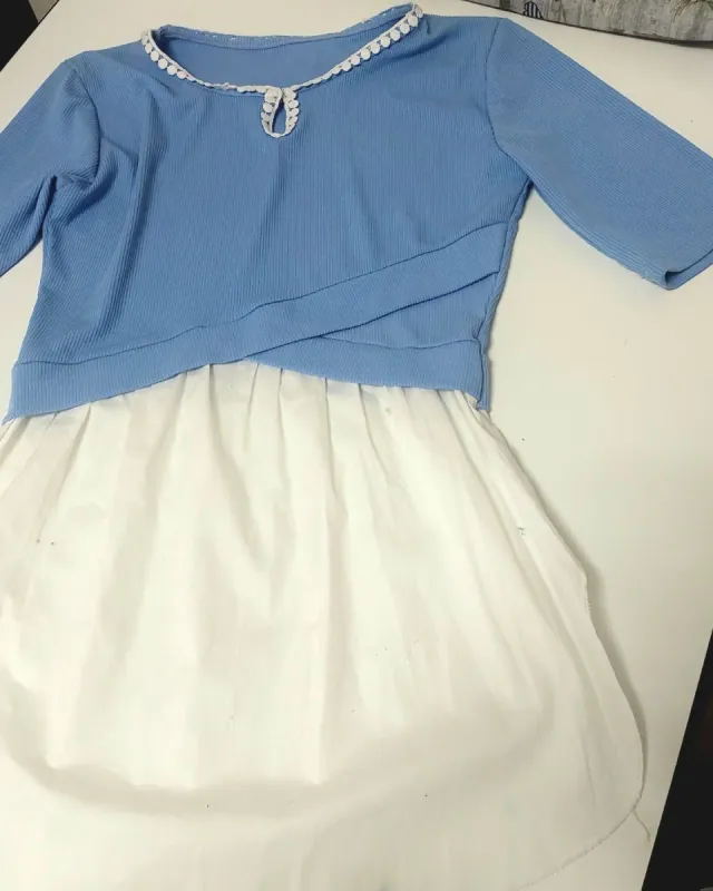 Camiseta con falda azul y blanca