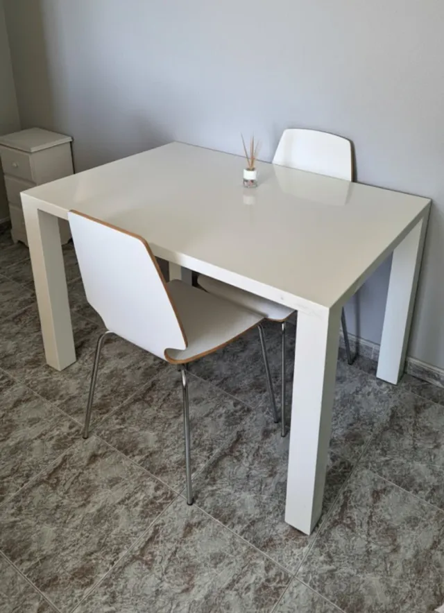 Mesa blanca con 2 sillas en Cornellá de Llobregat