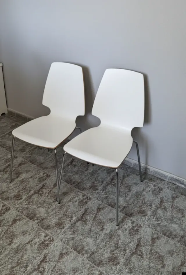 Mesa blanca con 2 sillas en Cornellá de Llobregat