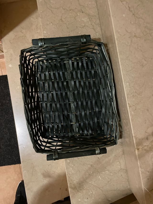 Cesta de mimbre negra con asas