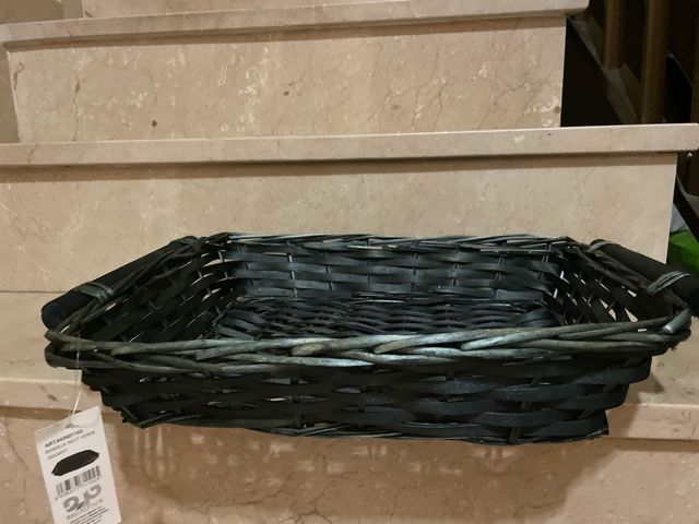 Cesta de mimbre negra con asas