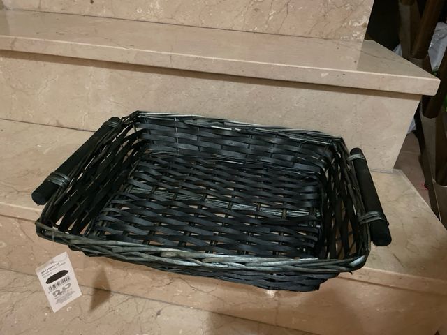 Cesta de mimbre negra con asas