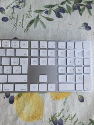 Teclado Apple Plata y Blanco