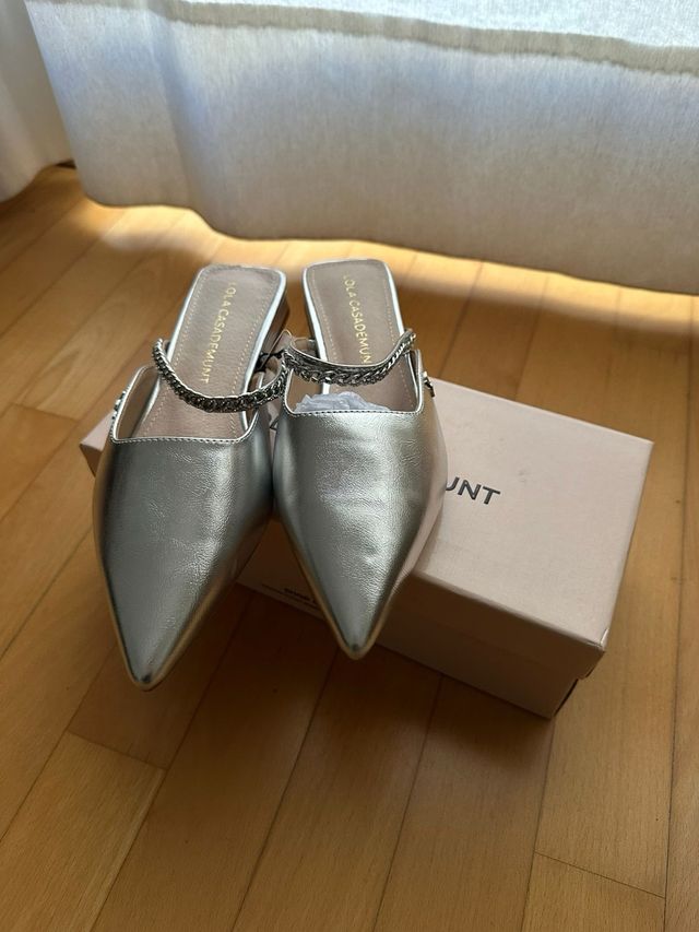 Mules Lola Casademunt Plata con Cadena