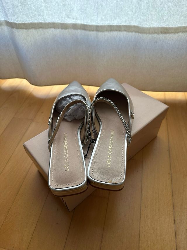 Mules Lola Casademunt Plata con Cadena