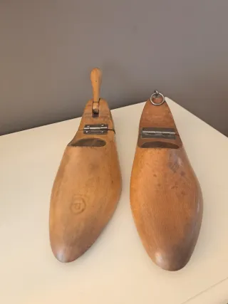 Dos Hormas de zapato articuladas en madera