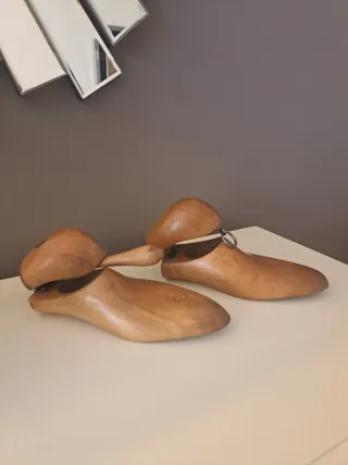 Dos Hormas de zapato articuladas en madera