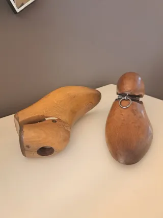 Dos Hormas de zapato articuladas en madera