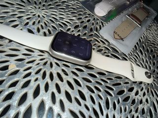 Apple Watch 7 45mm + 6 correas