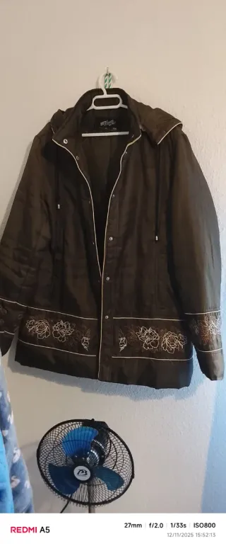 abrigo verde con bordados florales