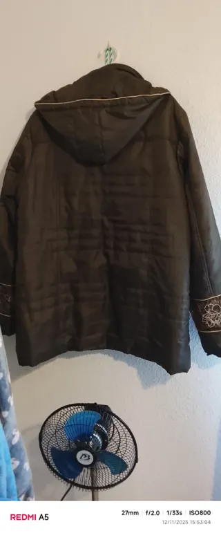 abrigo verde con bordados florales