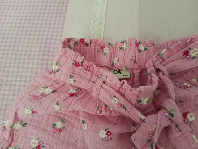 Pantalón C&A floral rosa 8 años