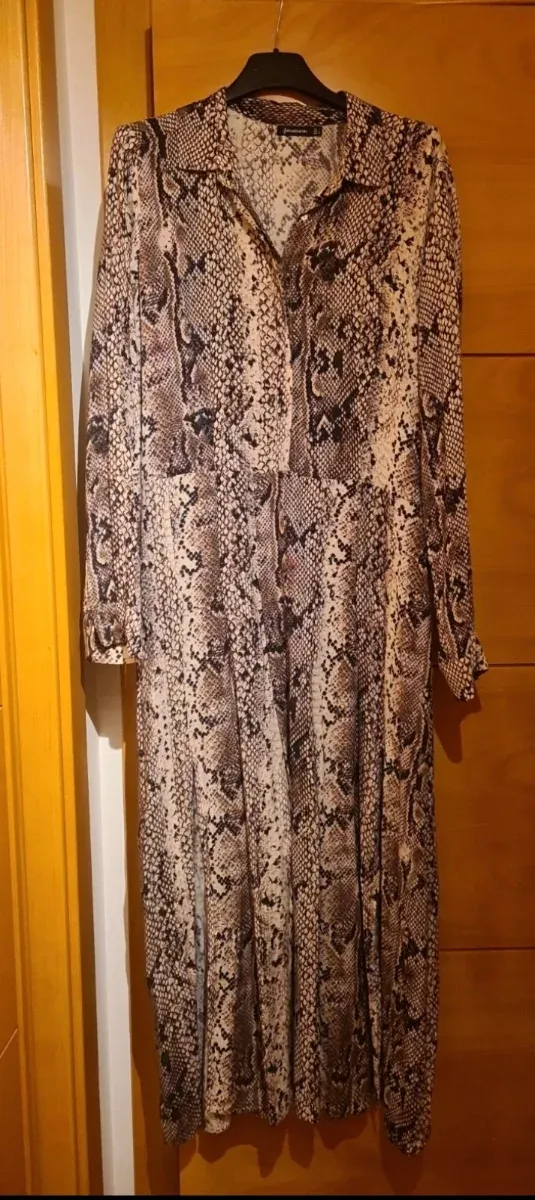 Vestido largo estampado serpiente Stradivarius