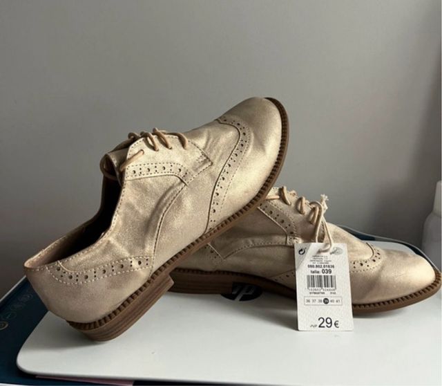 Zapatos dorados estilo Oxford