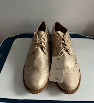 Zapatos dorados estilo Oxford