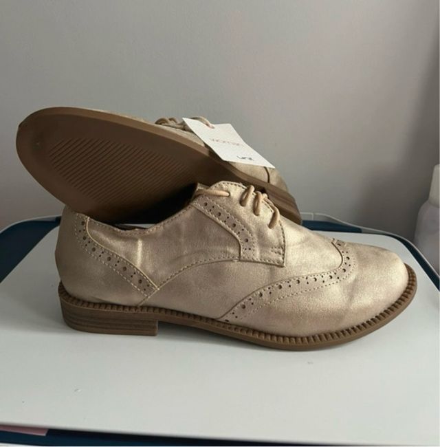 Zapatos dorados estilo Oxford