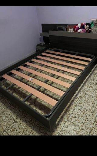 Cabecero de 135 más somier y mesillas