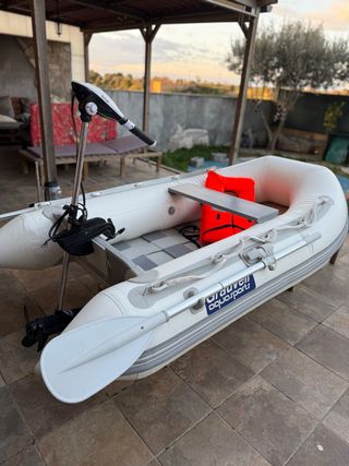 Lancha hinchable con motor eléctrico