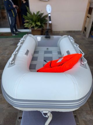 Lancha hinchable con motor eléctrico