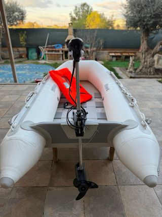 Lancha hinchable con motor eléctrico