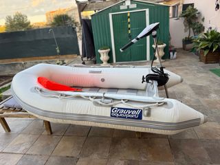 Lancha hinchable con motor eléctrico