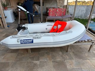 Lancha hinchable con motor eléctrico