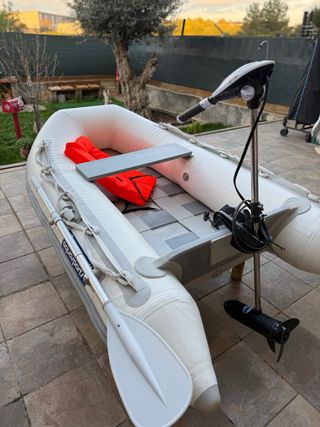 Lancha hinchable con motor eléctrico