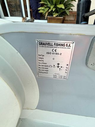 Lancha hinchable con motor eléctrico