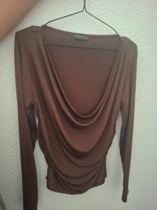 Blusa Stradivarius marrón drapeada